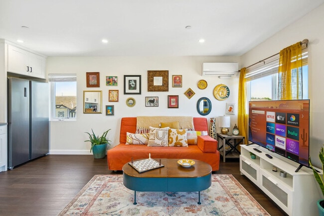 Building Photo - 721 E 22nd St Unit ID1465026P