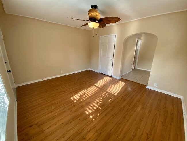 5225 De Longpre Ave