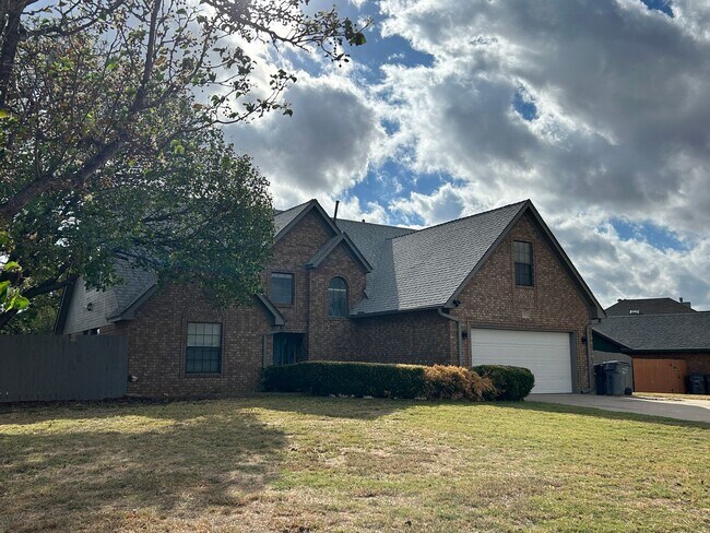 4-bedroom AVAILABLE NOW in the BISHOP SCHO... - 4-bedroom AVAILABLE NOW in the BISHOP SCHO... House