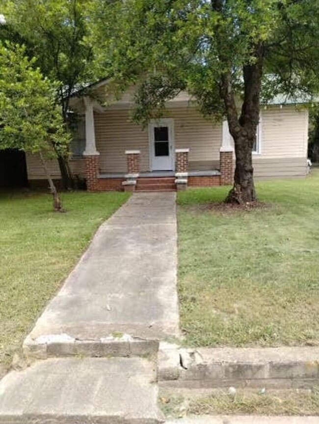 Building Photo - 1 Bedroom Apartment near Lake Olmstead