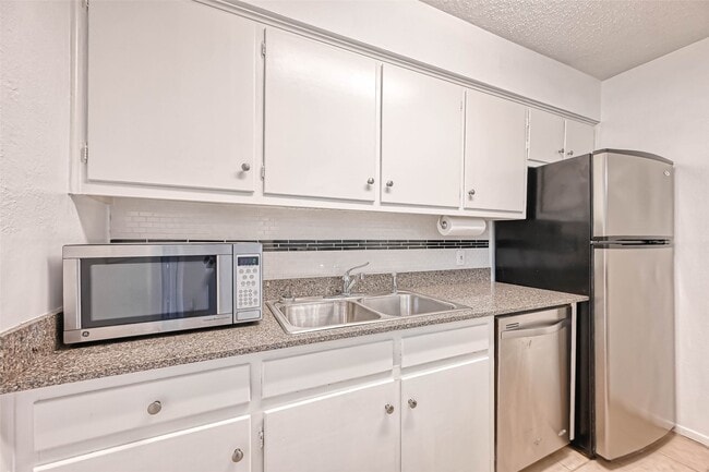 Building Photo - 8277 Kingsbrook Rd Unit 154 Rental