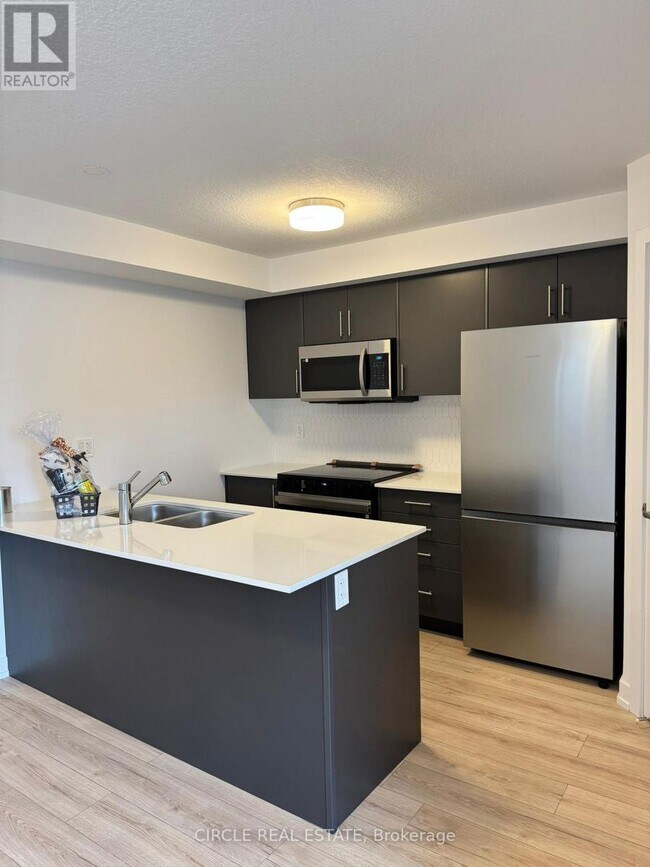 Photo - 940 St David St N