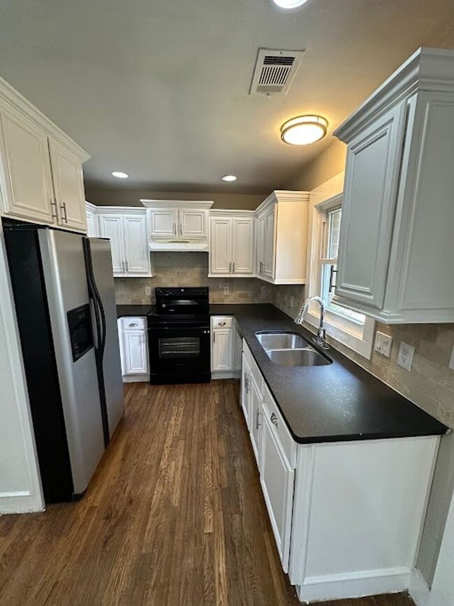 Building Photo - 4 bedrooms & 3 bath in Decatur! Rental