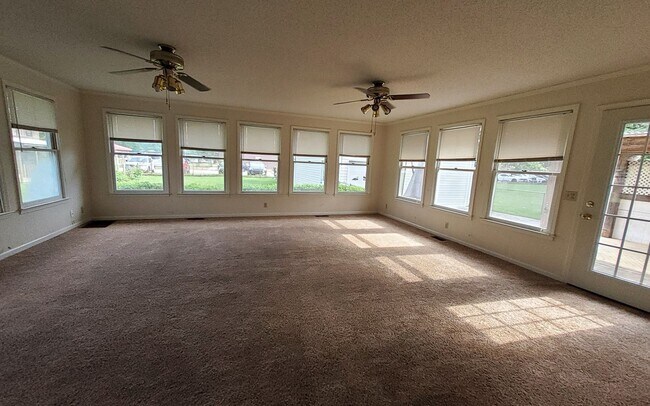 Photo - Close to Shopping