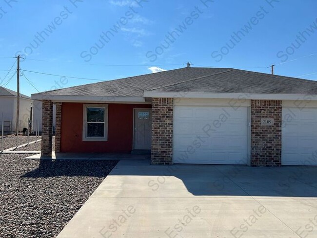 New Spacious 2 bedroom 2 bath Duplex. - New Spacious 2 bedroom 2 bath Duplex. House