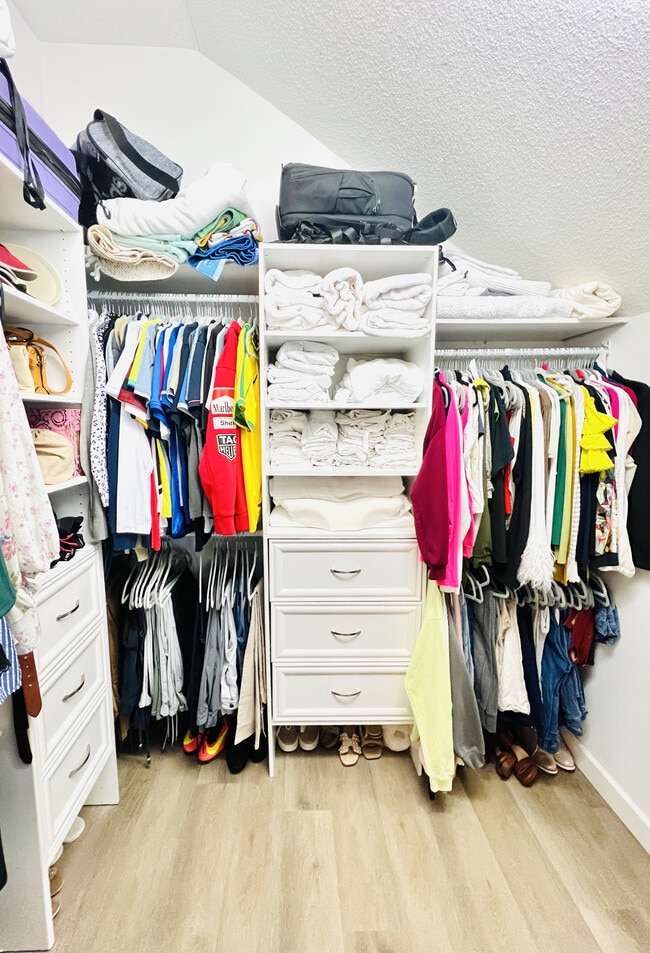 Armario principal - 3200 Madison Ave Unidad 23