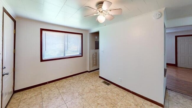 Photo - 302 4th St NE