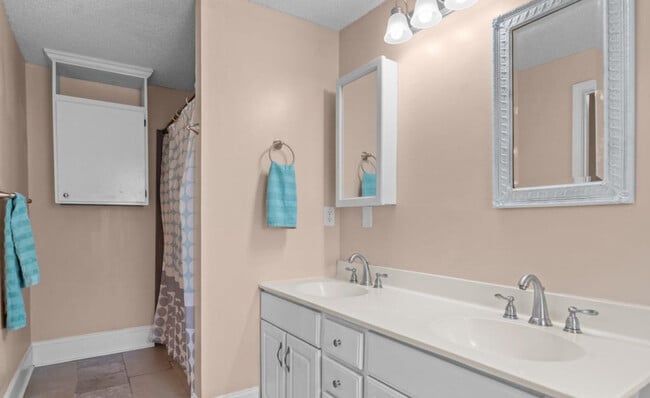 Photo - 1204 Castle St