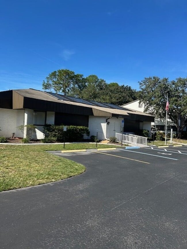 Building Photo - Well maintained 2/2 condo in 55+ community