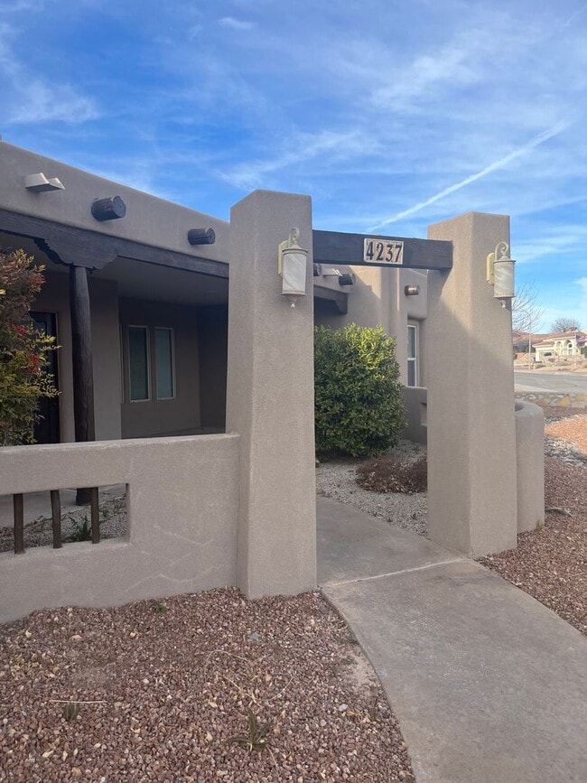 Building Photo - Beautiful 3 Bedroom Home! Available Now!