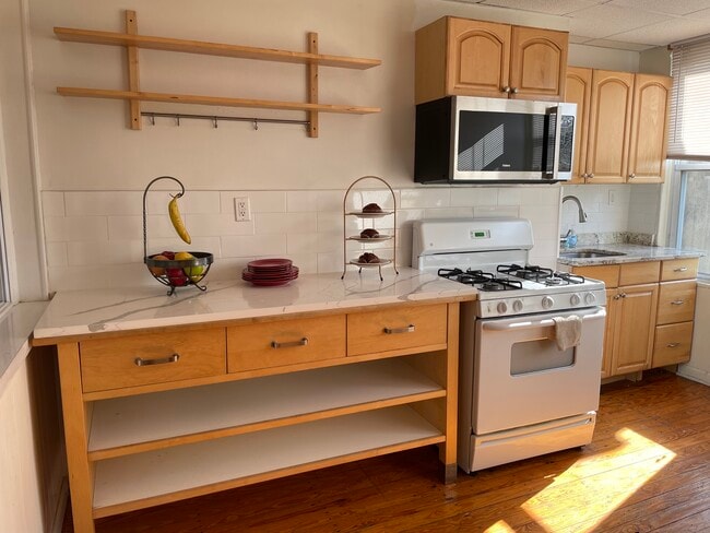 Building Photo - 475 Monmouth St Unit 4 Rental