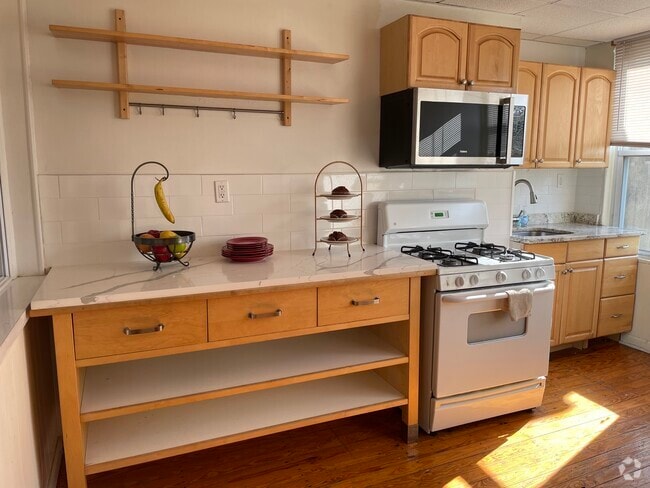 Building Photo - 475 Monmouth St Unit 4 Rental