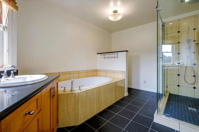 Photo - 1006 Hecker Pass Rd