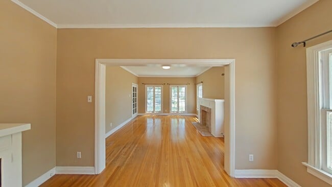 Living room - 207 W Windsor Rd Unidad 207