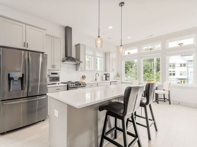 Building Photo - Elevated Lowcountry House!