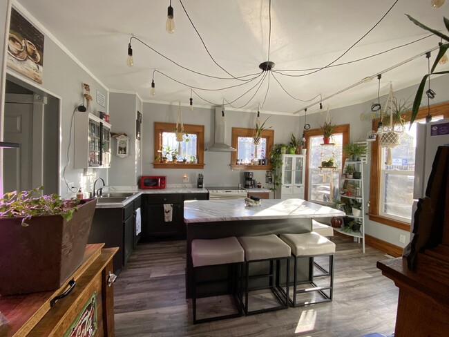 Building Photo - 217 S 4th St Unit Lower