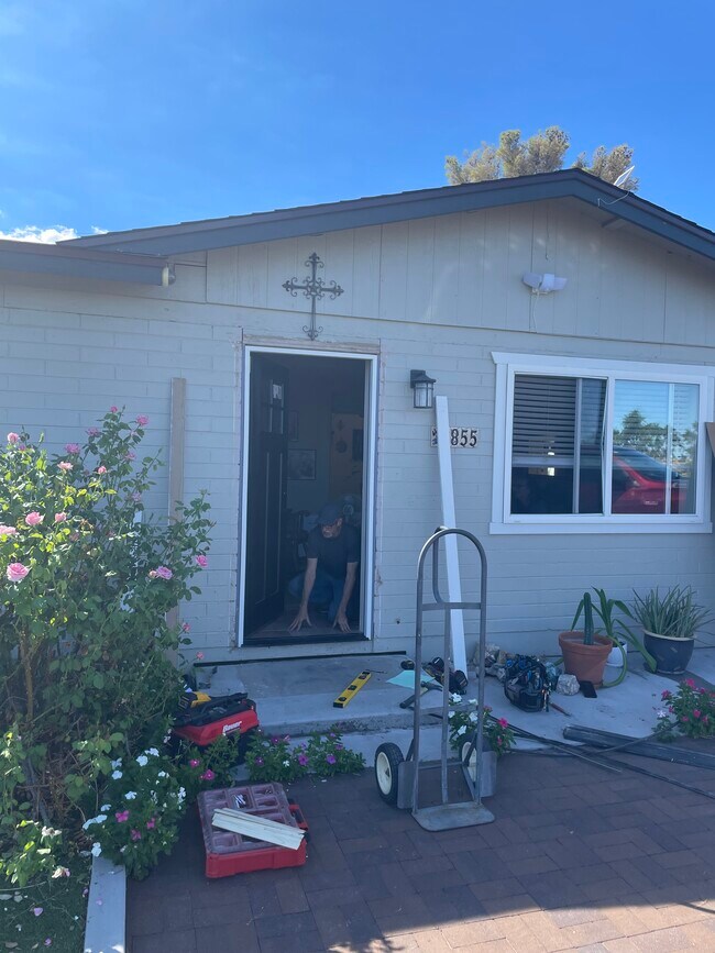 Building Photo - 855 W La Osa St