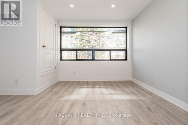 Photo - 942 St Clair Ave W