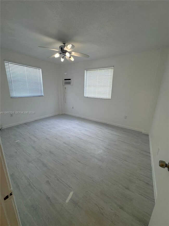 Building Photo - 2312 SW 17th St Unit 14