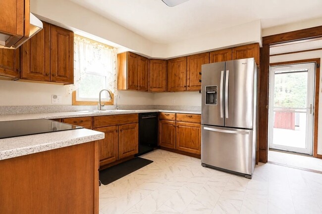 Photo - Spacious 4 bedroom, 2.5 bath home with solar panels-low electricity cost for tenants!