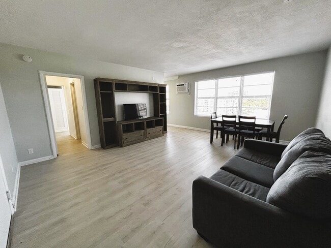 Building Photo - Updated 1 Bedroom 1 Bath Condo - Steps fro... Unit 705H