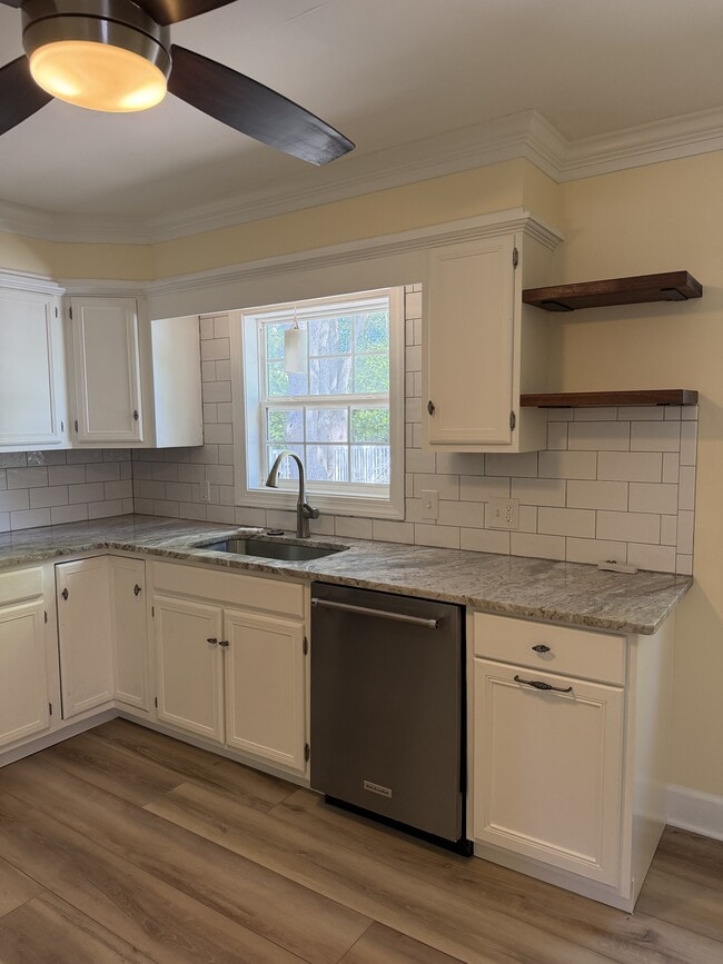 Photo - 421 Loblolly Ln