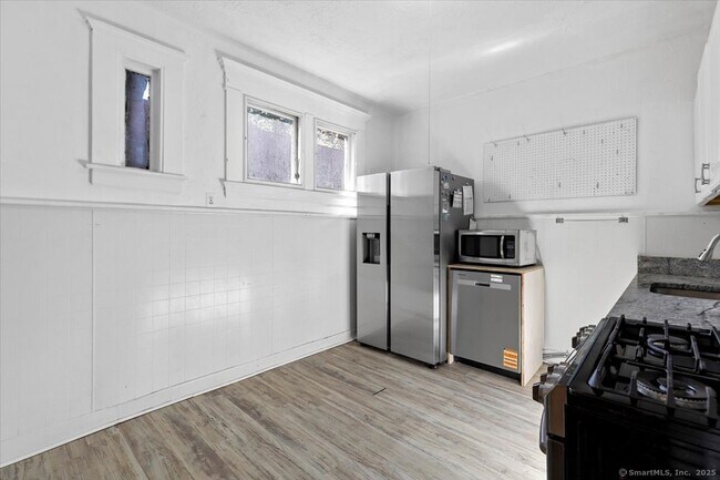 Photo - 590 Whitney Ave Unidad 2