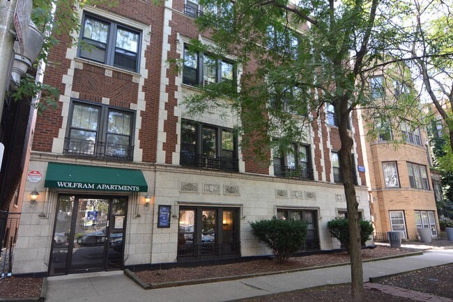 Building Photo - 842 W Wolfram St Rental
