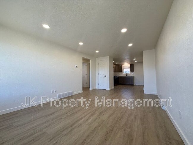 Photo - 2004 6th St NE