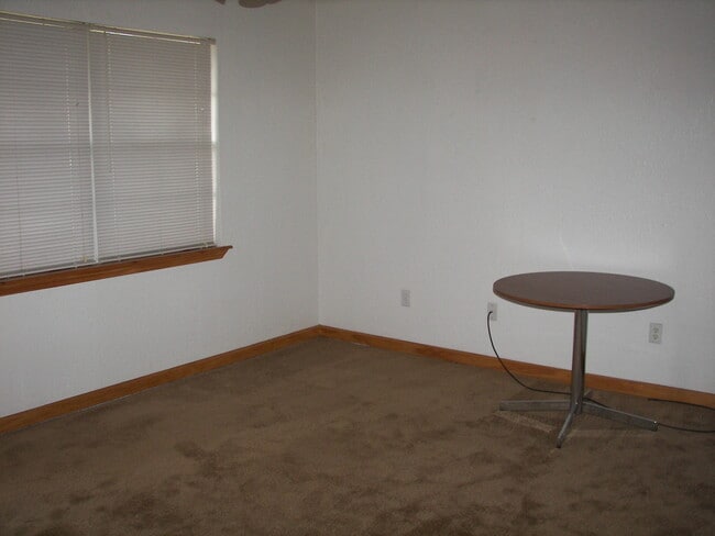 Photo - Adorable! You'll Love All the Oak!