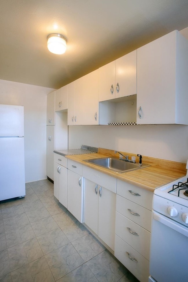 Kitchen - Hoodridge Court Apartments and Townhomes