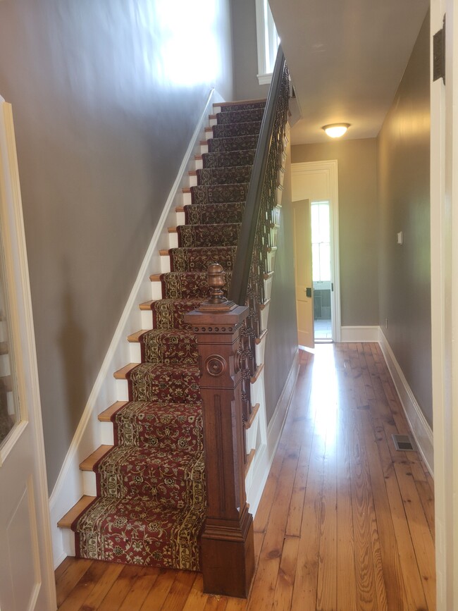 Pasillo de la planta 1 - 301 N 1st St