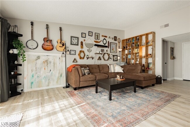 Building Photo - 5235 Sunnywood Dr Rental