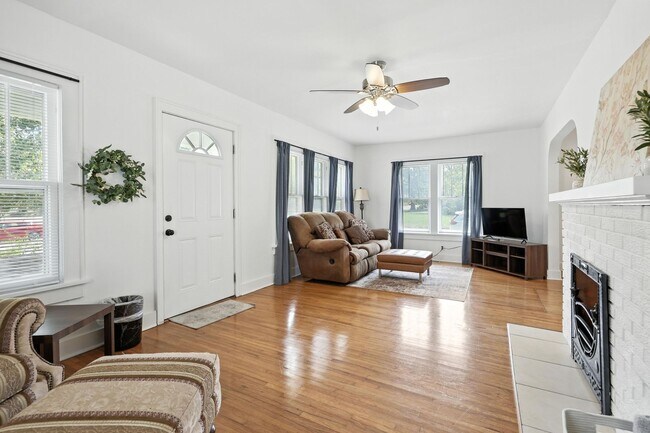 Photo - 2 Bedroom Fully Furnished Short-Term Rental – Joplin, MO