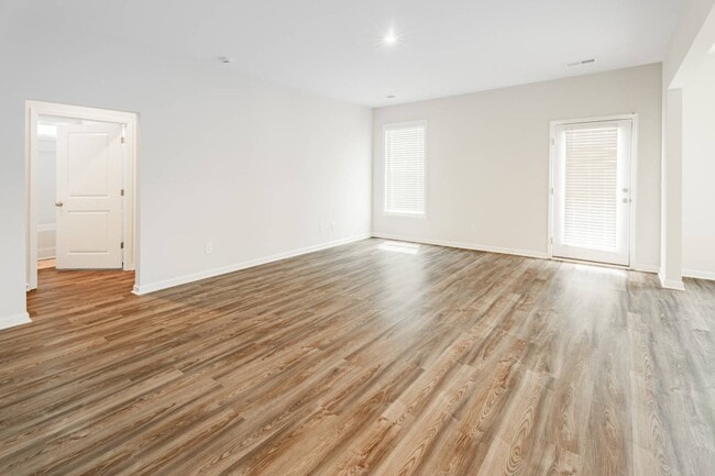 Photo - 421 Midland Pnes Dr