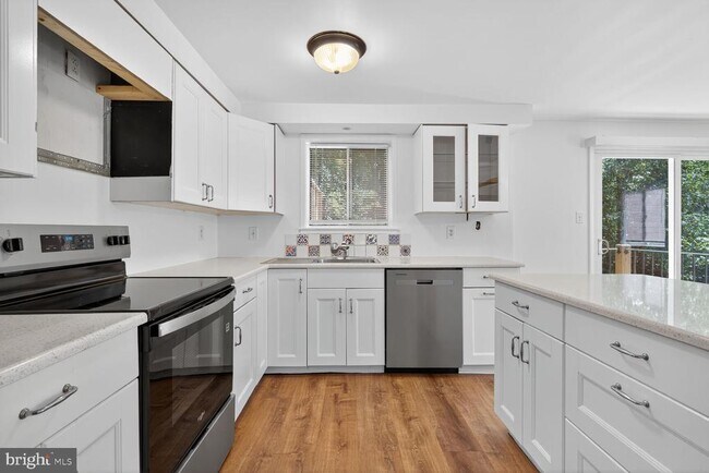 Photo - 7827 Archbold Terrace