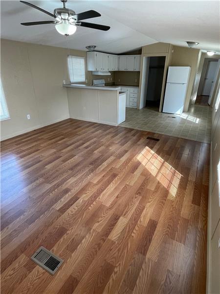 Photo - 128 Oxford Ln