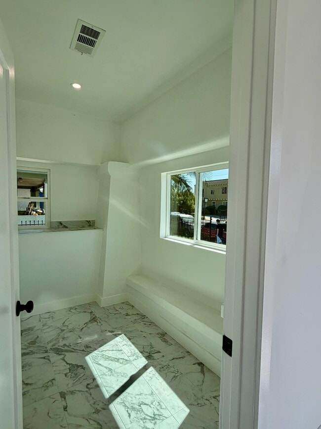 Photo - 151 E 47th St Unidad 151