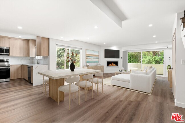 Building Photo - 2449 Beachwood Dr Unit 13