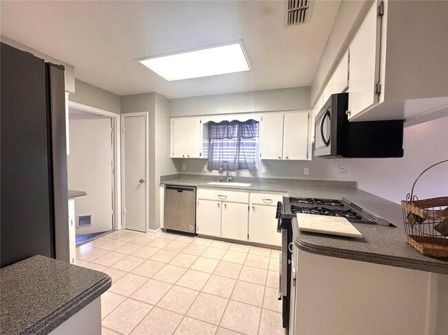 Photo - 1649 Selkirk Dr