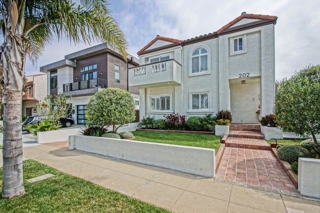 Building Photo - Beautifully Remodeled, Detached Front Town...