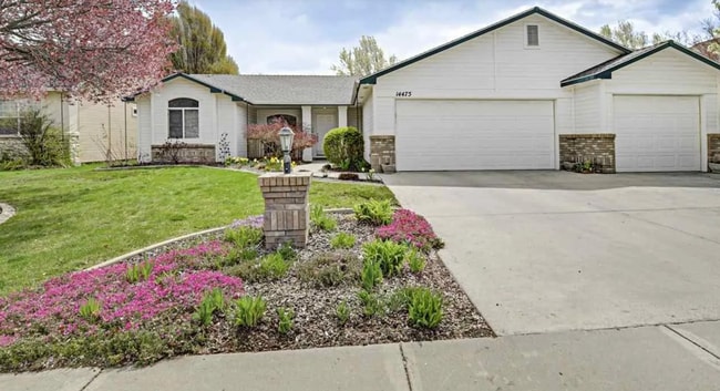 Building Photo - Bristol Heights Beauty: Single-Level 3-Car Garage Home with Private Backyard