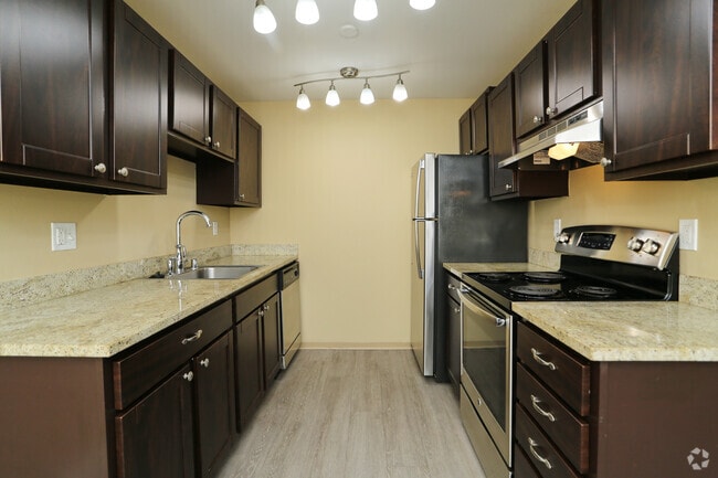 1BR, 1BA - 640 SF