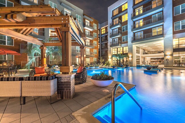 Salón al aire libre con vista a nuestra piscina estilo centro turístico - Windsor by the Galleria