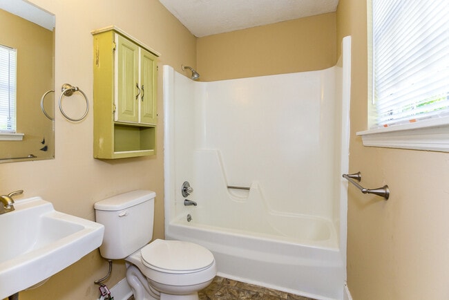 Photo - 4015 Goodwin Rd