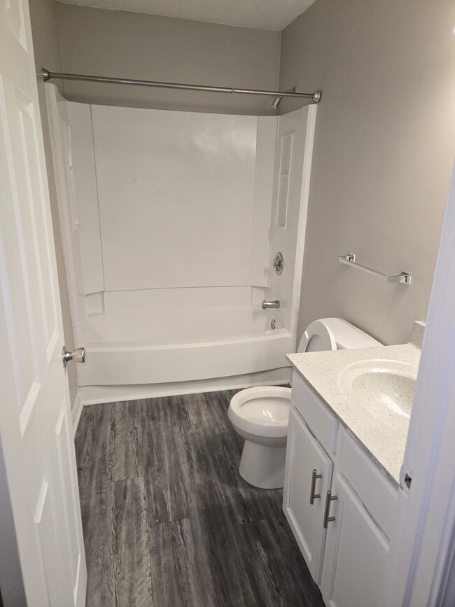 Guest Bathroom - Meadowlark Apartments