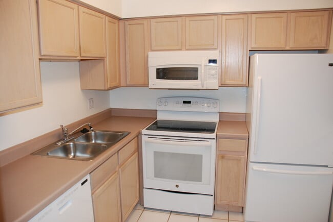 Building Photo - 249 W Ct of Shorewood Unit 2B