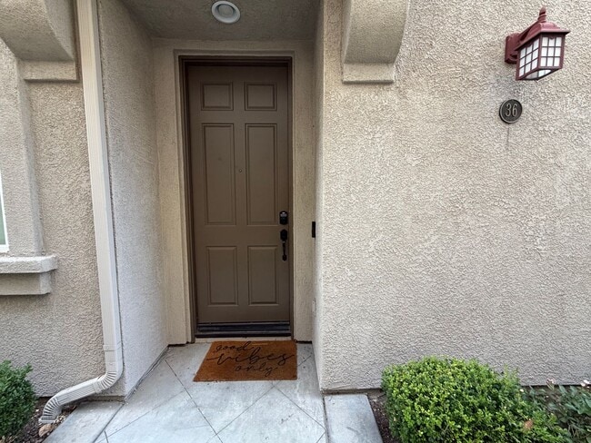 Building Photo - Chula Vista townhouse now available for rent