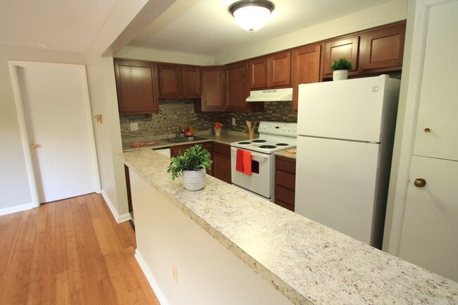 Cocina de la Unidad C - Apartments at Logan Station