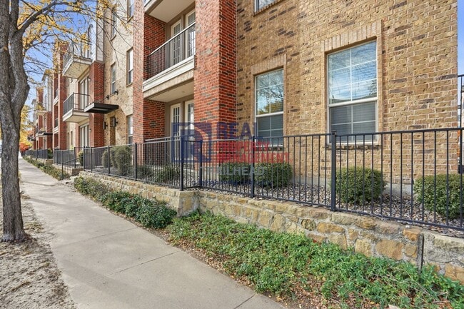 Building Photo - Gated Downtown Fort Worth Condo with Attached Garage